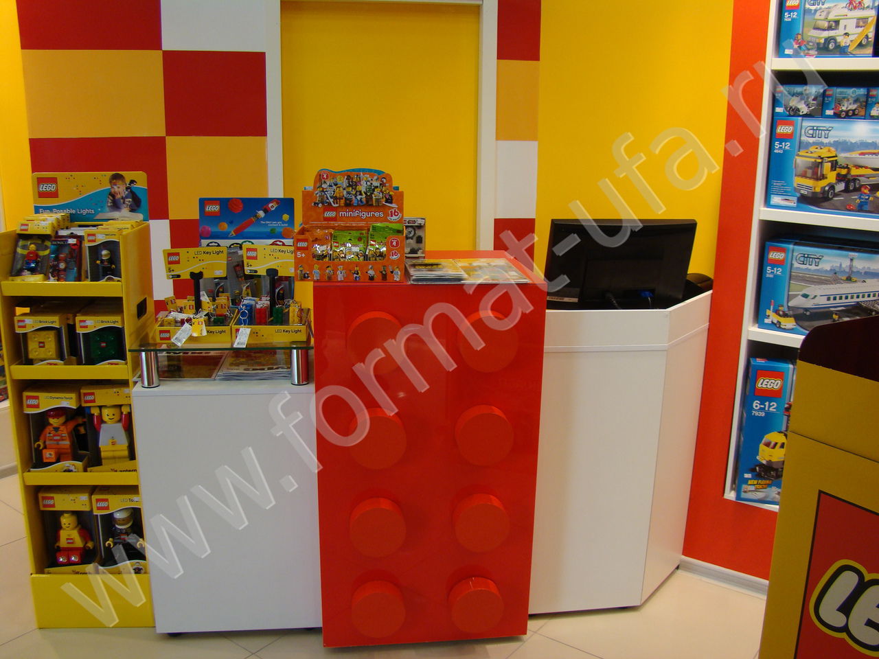 Стойки в магазине Lego