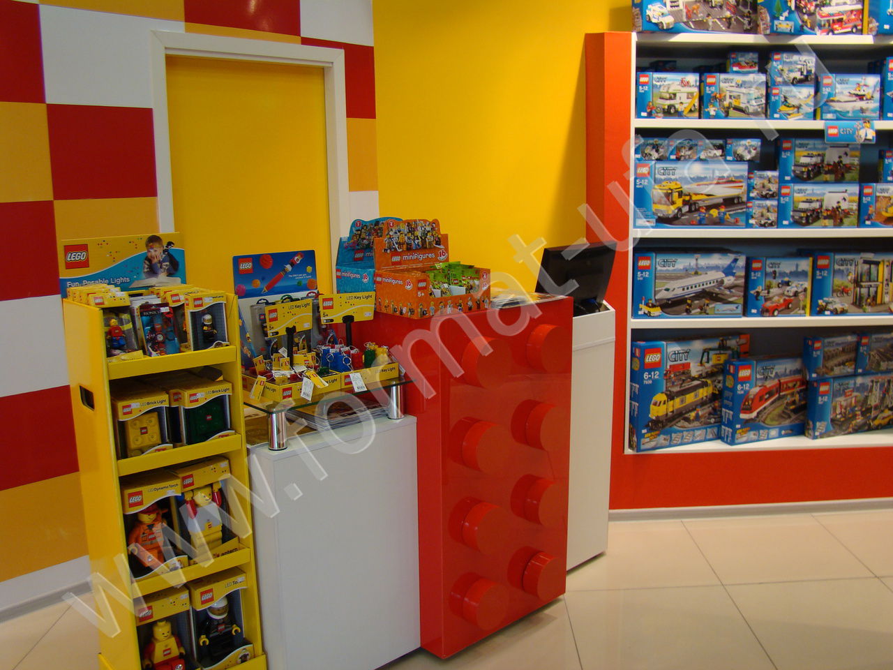 Стойки в магазине Lego - ракурс 2